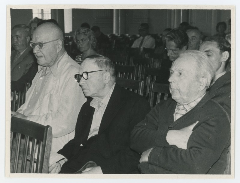 Tartu ülikooli aulas istuvad vasakult Johannes Piiper? jt