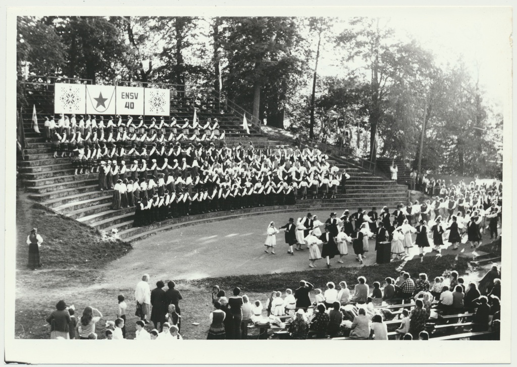 foto, Viljandi rahvatantsupidu 1980, ENSV 40, F: P. Hunt