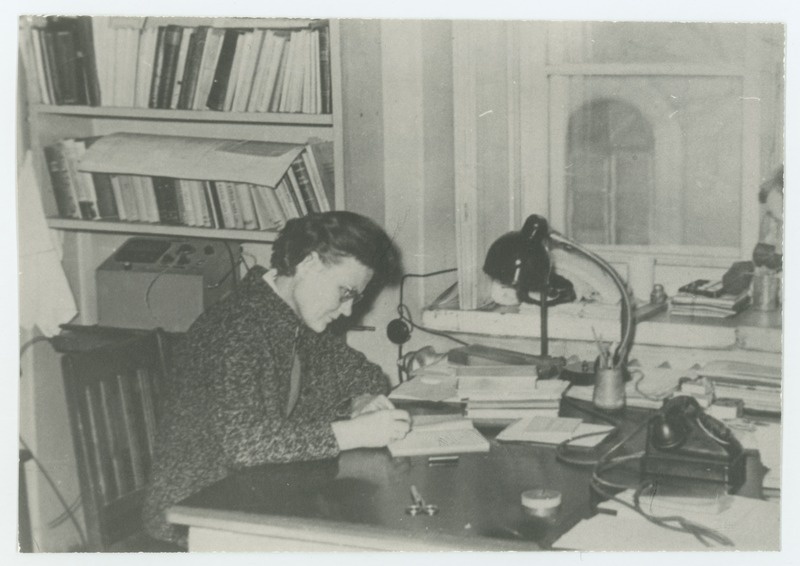 Olga Mankin füüsika kateedris Tartu ülikooli peahoones 1967. a.