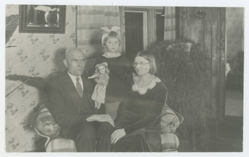 Keemik Ellen Pedak lapsena Pärnu kodus 1934. a.