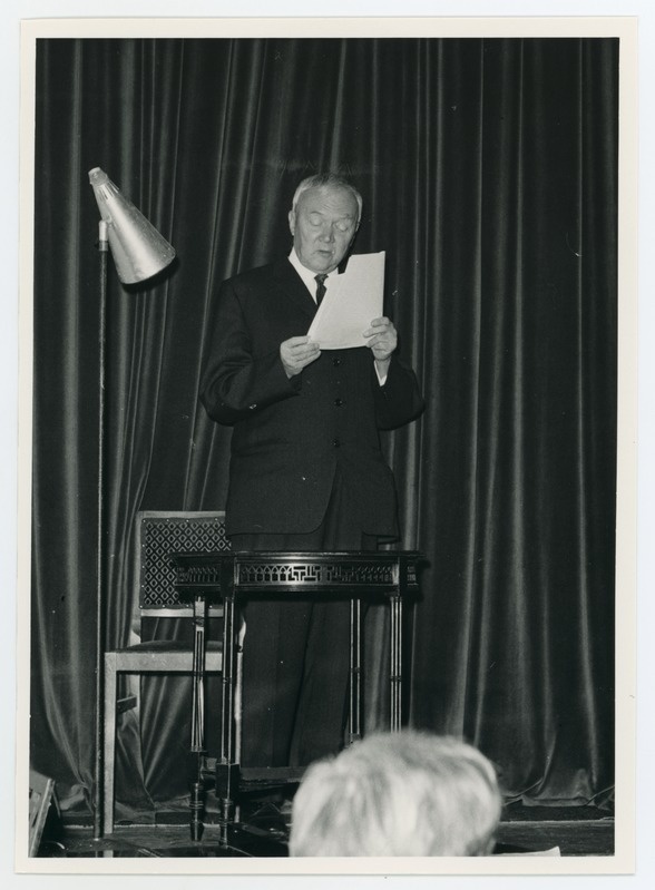 Ernst Öpik esinemas kõnega emakeelse Tartu ülikooli 50. aastapäeva aktusel Londonis 6. detsember 1969. a.