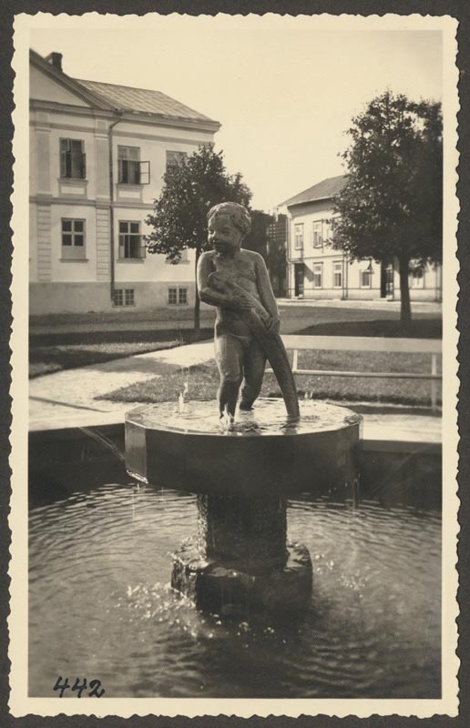 foto albumis, Viljandi, Laidoneri plats, purskkaev Poiss kalaga, u 1938, foto J. Riet