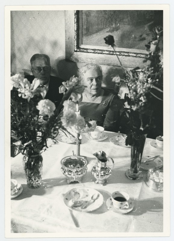 Aino Suits oma 80. sünnipäeva tähistamisel koos noorema venna Esko Taviaga peolauas Margareta Hushallsskola lokaalis Stockholmis, 09.11.1964