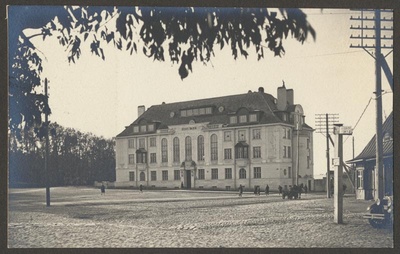 foto albumis, Viljandi, Vabaduse plats, pangahoone, u 1930, foto J. Riet  duplicate photo