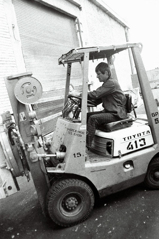 Tallinna Kaubasadama väikese autolaaduri "Toyota" juht Juri Untilov töötamas.
