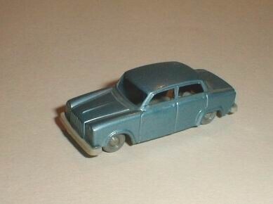 Modelauto van het merk "Ingar", modelnummer MB17: personenauto - Lancia Flavia. Kleur: lichtblauw, grijskleurige afwerking + wielen/banden.