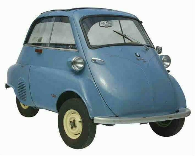 BMW-Isetta 300  Dieses unkonventionelle "Motorcoupé" mit Motorradmotor hat eine Fronttür mit wegklappbarer Lenksäule für einen bequemen Einstieg von vorn. Damit war das Fahrzeug ideal für den Stadtverkehr. Obwohl BMW dieses Fahrzeug erfolgreich verkaufen konnte, zogen die Kunden bald auch bei den Kleinwagen "autoähnlichere" Formen vor. Nachdem rund 160.000 Isettas gebaut worden waren, stellte man 1962 die Produktion ein.  Hubraum: 300 ccm Leistung: 12 PS Einzylinder-Viertaktmotor.