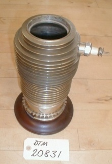 Cylinder på træsokkel, fra flymotor - Cylinder med tændrør (Bosch) på træsokkel.
Næsten identisk med DTM 20830.
Højde med sokkel: 29,5 cm. Uden sokkel: 26 cm.
. - Kulturstyrelsen