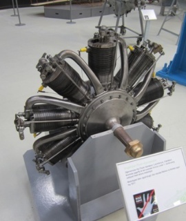 Flymotor (Thulin), 9-cyl. stjerne- m. træpropel - Der er bygget ca. 500 motorer af denne type. Denne motor er repareret af
fa. Nielsen & Winther, København Ø (propelleraksel).
Propellen mrk. Heine. - Kulturstyrelsen