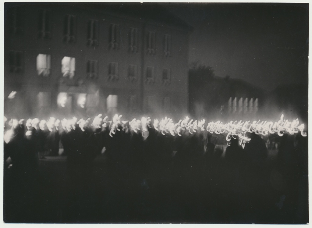 foto, Viljandi, Nõukogude väljak (Vabaduse plats), rongkäik, tõrvikud, 1960, foto A. Kiisla
