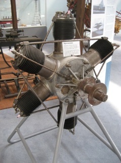 Flymotor, Ellehammer 6 cyl. stjerne- - I 1914 fik Ellehammer udstedt patent på en ”i stjerneform bygget eksplosionsmotor, 
hvis krumtaphus aflastes for trækpåvirkninger”. Patentet gik på de udvendige bolte, 
der holdt cylindrene sammen tre og tre i en trekant. - Kulturstyrelsen