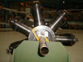 Flymotor (OV nr. 4), til Maagen-flyvebåd - I 1914 konstruerede ing. H.P. Christensen en ny flyvebådstype,
Maage-typen, på grundlag af den franske Donnet Leveque.
Der byggedes 8 stk. af denne type, der alle blev forsynet med
80 HK Gnome motorer. Af disse blev 4 bygget på Orlogsværftet efter opmåling af
den originale franske motor.
Se artikel i Flyv, 1933/4. - Kulturstyrelsen