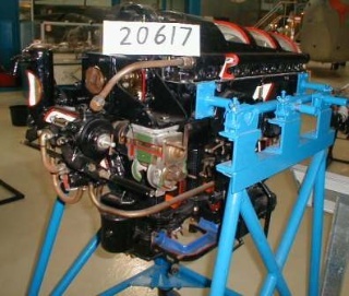 Flymotor (De Havilland Gipsy Major), 4-cyl. række- - 4-cyl., 4-takts, luftkølet rækkemotor anvendt fra 1932 til 1950'erne.
Gennemskåret model.
Ydelse: 120 hk ved 2.100 o/min.
Blev bl.a. brugt i De Havilland Tiger Moth, der sammen med Dragon og Dragonfly anvendtes af Hærens Flyvetropper i 1930'erne. - Kulturstyrelsen