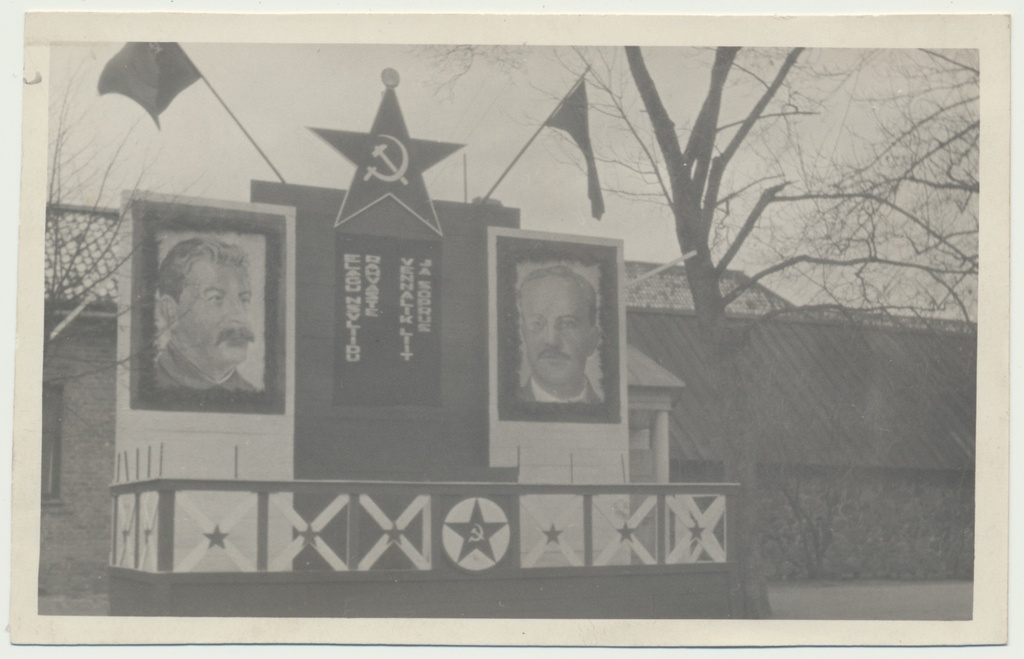 foto, Viljandi, Nõukogude väljak (Vabaduse plats), oktoobrimiitingu tribüün, Stalini ja Molotovi pilt, 1940, foto T. Parri?