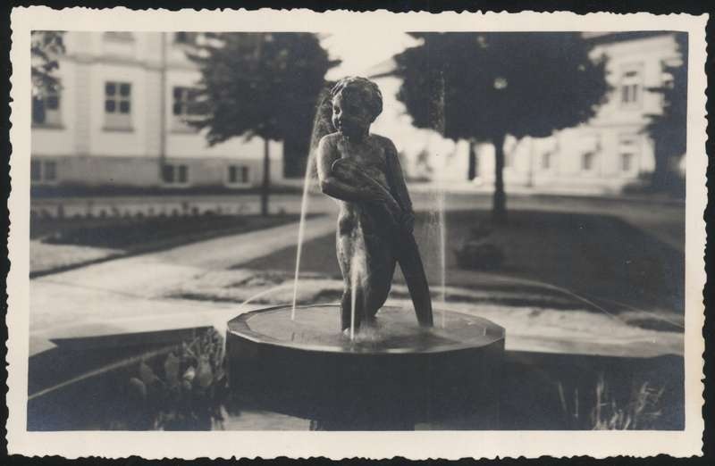 fotopostkaart, Viljandi, Laidoneri plats, purskkaev "Poiss kalaga", Lutsu tn algus, u 1935