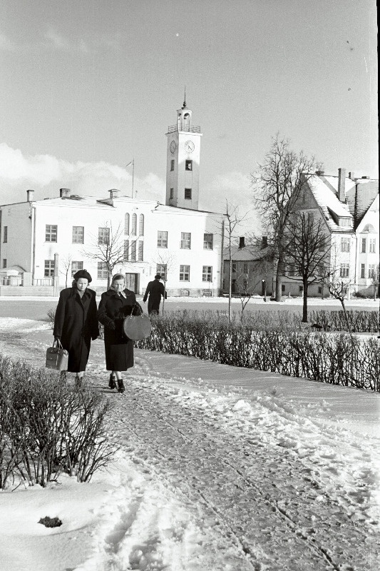 Linnaväljak, tagaplaanil Raekoda.