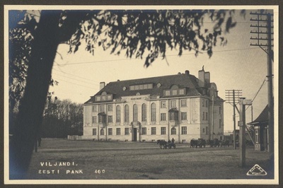 foto albumis, Viljandi, Vabaduse plats, pangahoone, hobuveokid, u 1930, foto J. Riet  duplicate photo