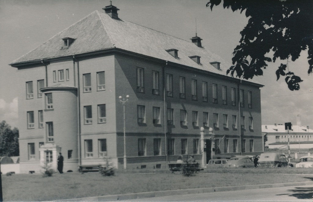 foto, Viljandi, adminhoone, Nõukogude väljak (Vabaduse plats), 1961, foto A. Kiisla