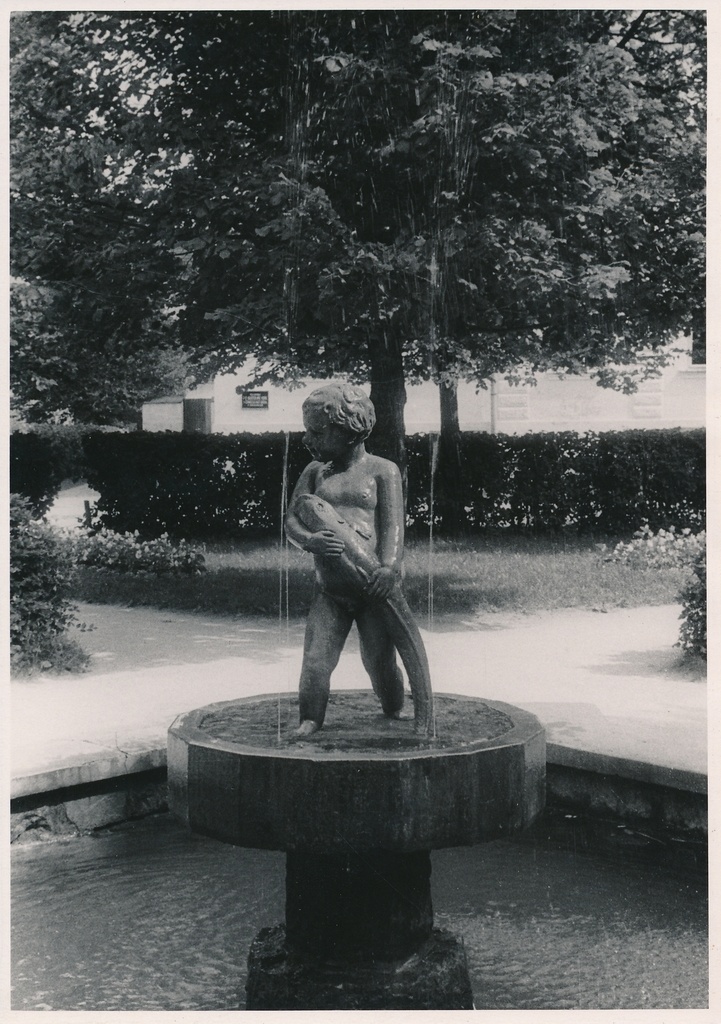 foto, Viljandi, Tombi plats, purskkaev Poiss kalaga, u 1960
