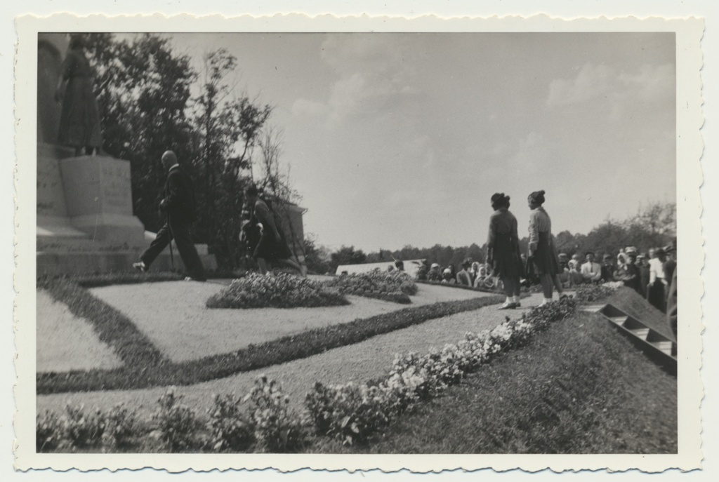 foto, Viljandi, Vabaduse plats, võidupüha, kõneleb A. Maramaa, u 1938