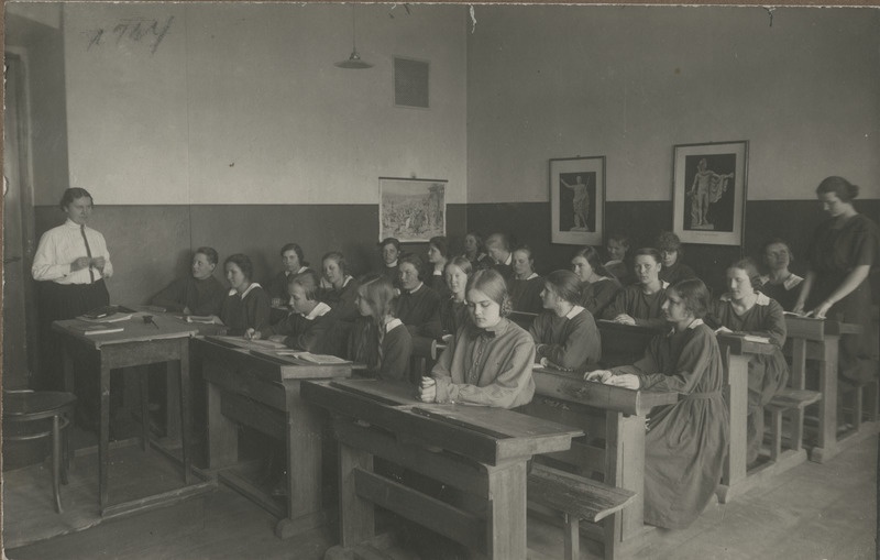 Pärnu linna tütarlastegümnaasiumi 1923.-1924. aasta klassipilt
