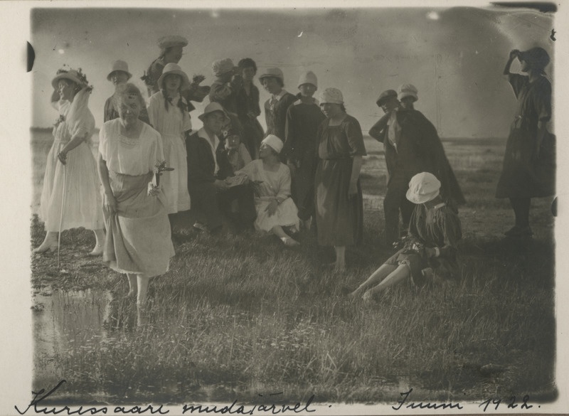 Pärnu linna tütarlaste reaalgümnaasiumi ekskursioonigrupp Kuressaares