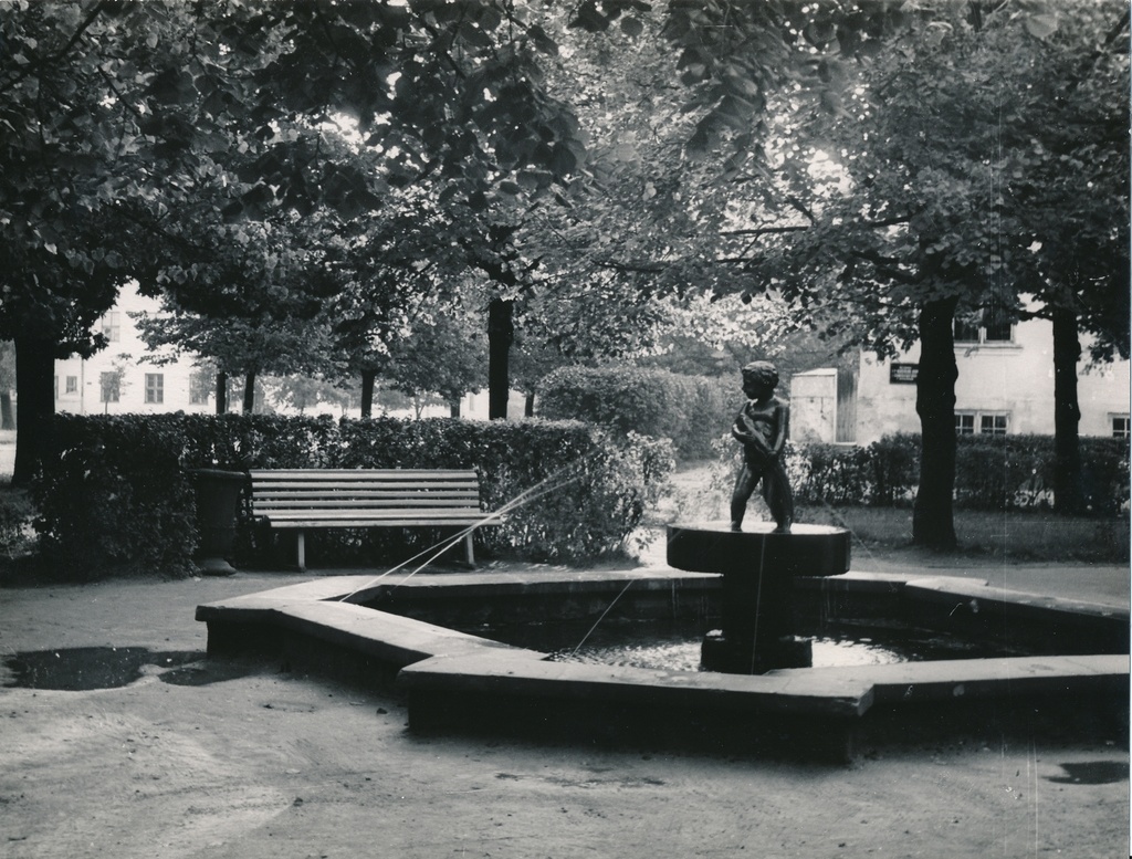 foto, Viljandi, Tombi (Laidoneri) plats, purskkaev, 1957, foto E. Veliste