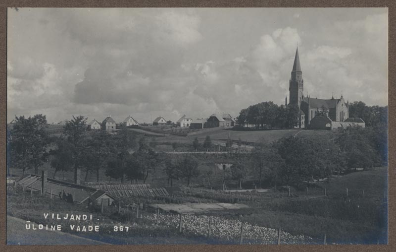foto albumis, Viljandi, Valuoja org, vaade aiandist, Pauluse kirik, Leola tn, u 1930, foto J. Riet