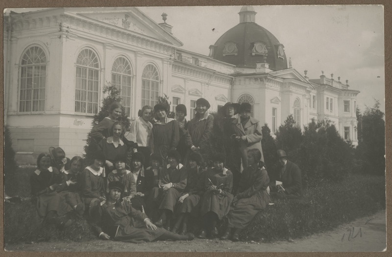 Pärnu linna tütarlastegümnaasiumi ekskursioonigrupp Tartus, grupifoto