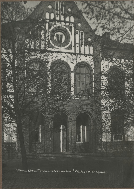 Pärnu linna tütarlastegümnaasiumi peasissekäik