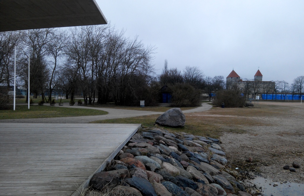 Kuressaare rand, taamal rannakohvik ja linnus rephoto