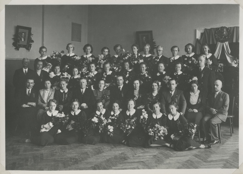 Pärnu linna tütarlastegümnaasiumi klassipilt