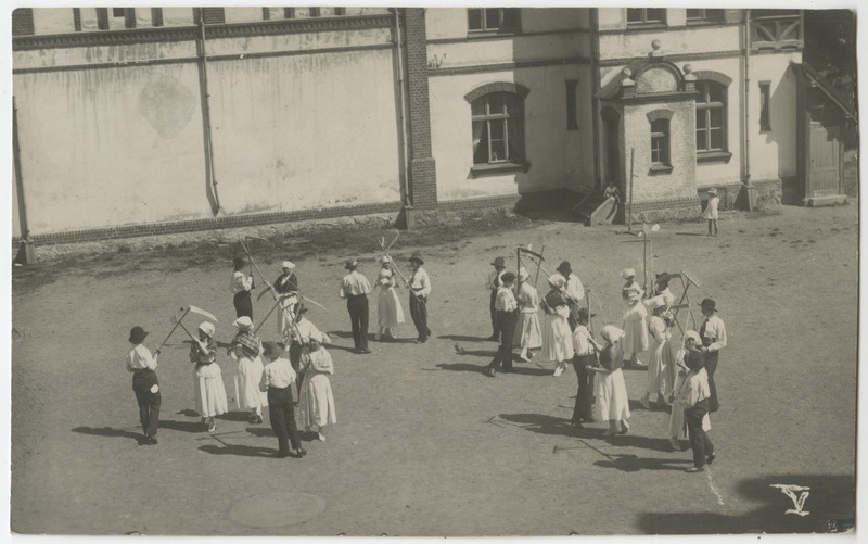 Pärnu linna tütarlastegümnaasiumi õpilased riietatuna talurahvaks