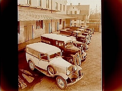 Tre skåpbilar och fem lastbilar med chaufförer på mejerigården. Bilmärkena, från vänster: Volvo, Chevrolet, Ford, Ford, Chevrolet, Chevrolet och Volvo.
Örebro Ortens Mejeriförening.  similar photo