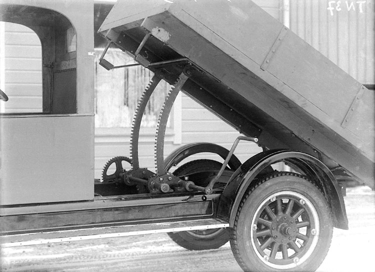 Lastflak med tipp på Chevrolet 1928 års modell