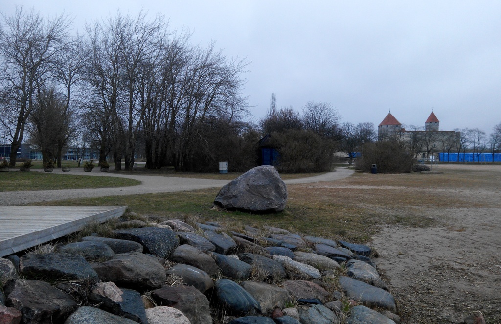 Kuressaare rand, taamal rannakohvik ja linnus rephoto