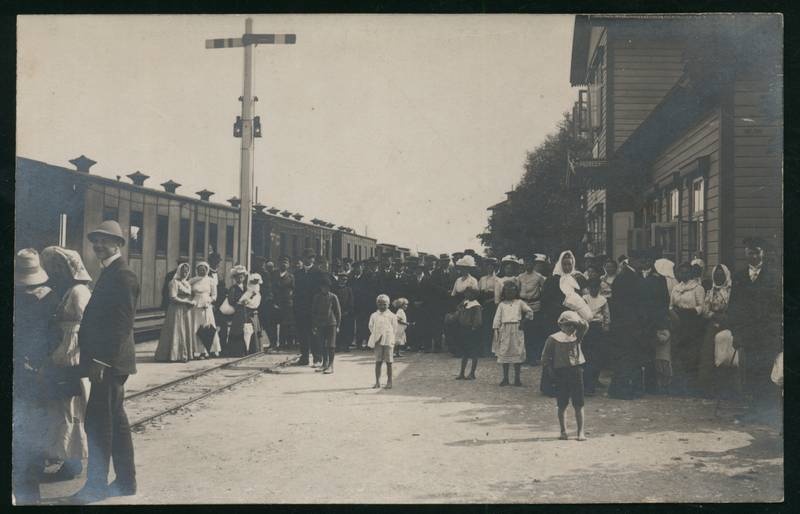 fotopostkaart, Suure-Jaani khk, Olustvere raudteejaam, rong, inimesed, jaamahoone, u 1910
