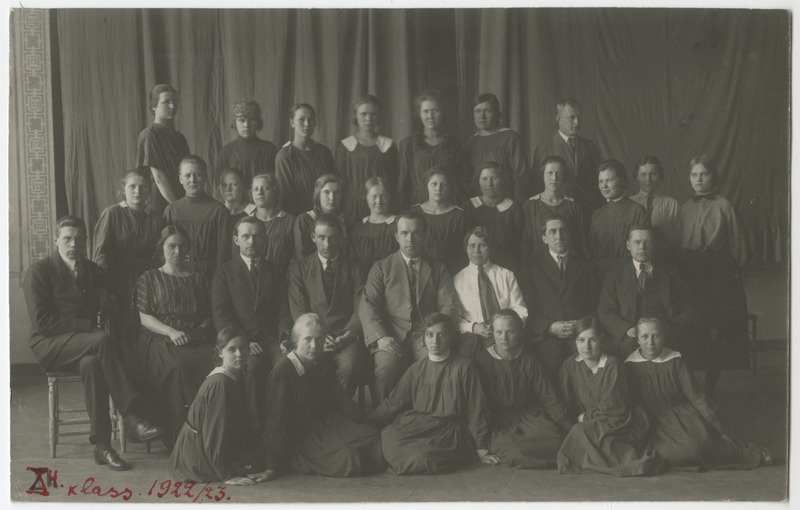 Pärnu linna tütarlastegümnaasiumi humanitaarkallaku X klass, grupifoto