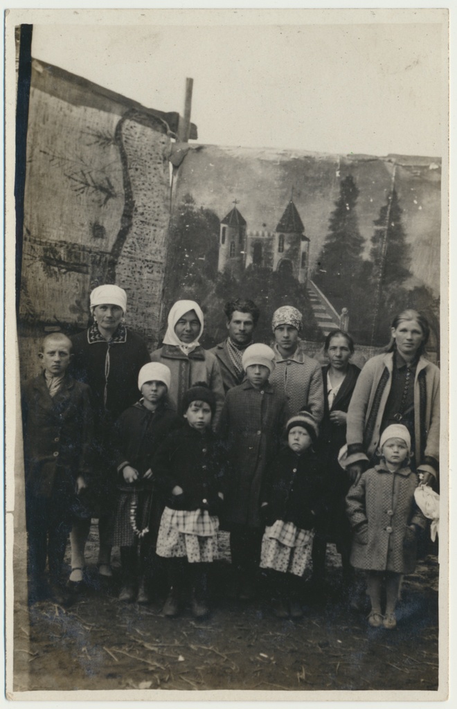 foto, Viljandimaa, Olustvere laat, grupp inimesi maalitud tausta ees seismas 1931