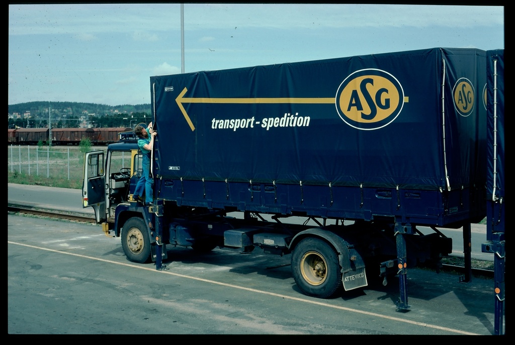 Scania lastbil märkt ASG transport-spedition.