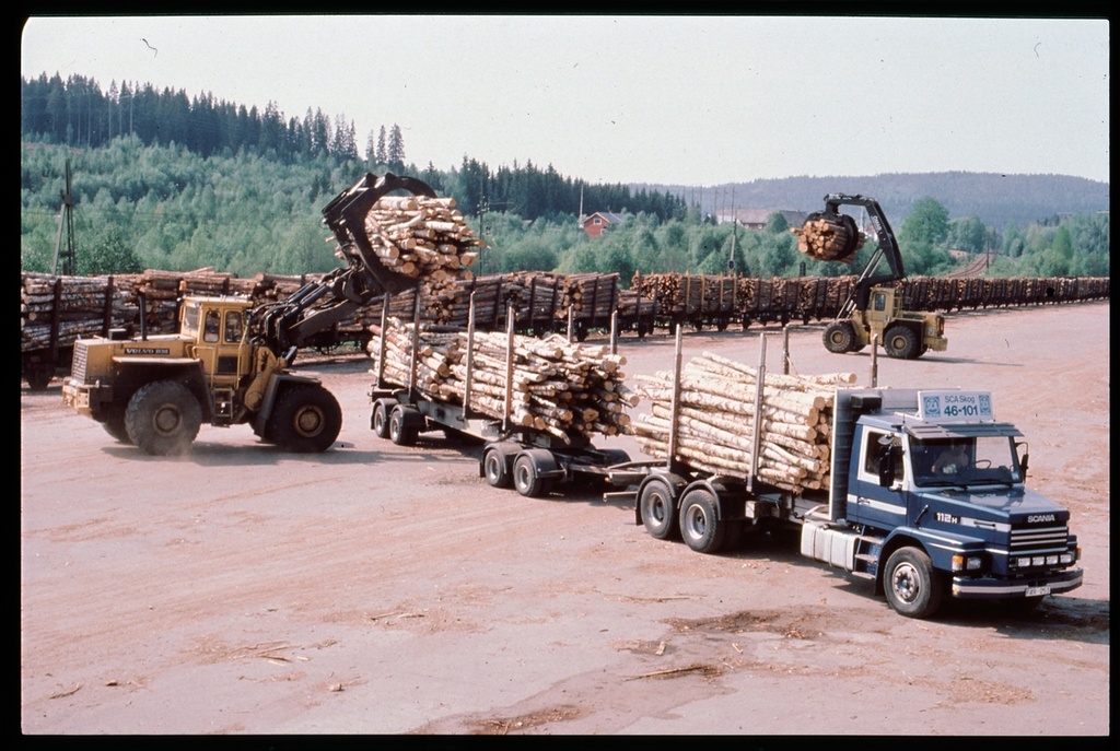 Timmerlastning. Dragbil av typ Scania 112H.