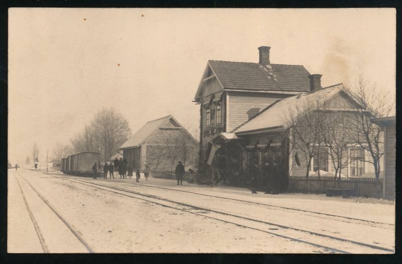fotopostkaart, Suure-Jaani khk, Olustvere raudteejaam, vagunid, inimesed, jaamahoone, u 1935, foto E. Pops
