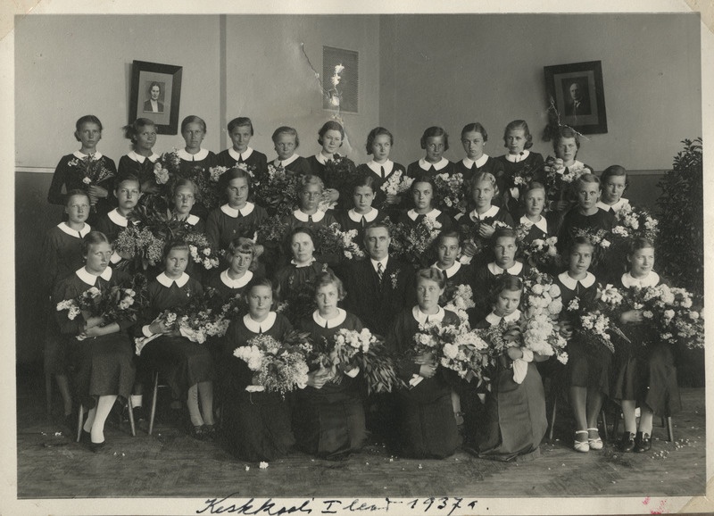 Pärnu linna tütrlastegümnaasiumi 1933. aasta lend, grupifoto