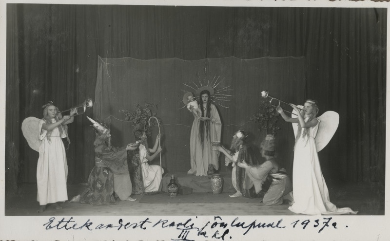 Pärnu linna tütarlastegümnaasiumi III klassi õpilased jõulupeol