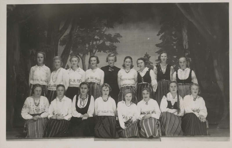 Pärnu linna tütarlastegümnaasiumi õpilased rahvariietes, grupifoto