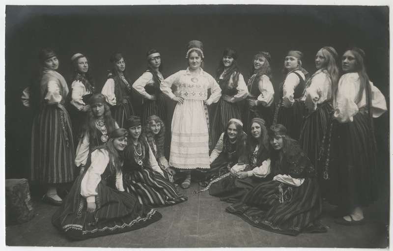 Pärnu linna tütarlastegümnasiumi õpilased rahvariietes, grupifoto