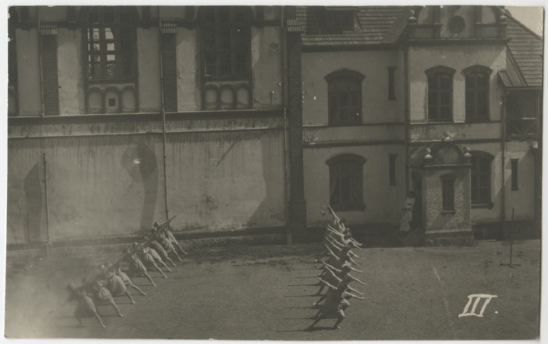 Pärnu linna tütarlastegümnaasiumi õpilased võimlemas