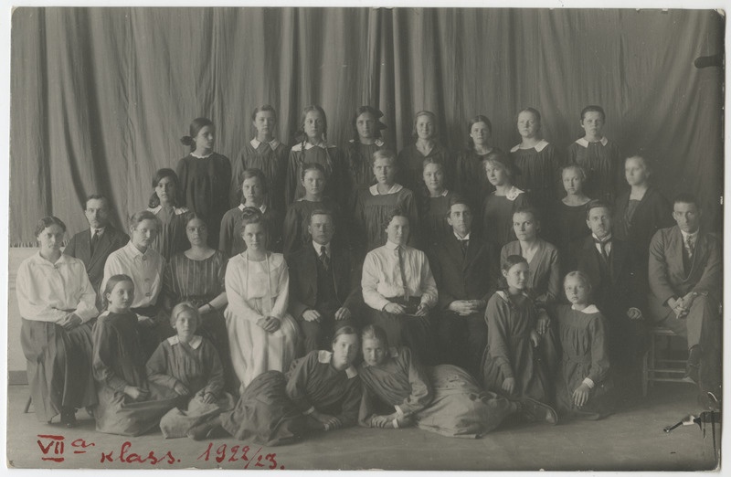 Pärnu linna tütarlastegümnaasiumi VIIa klass 1922./1923. õppeaasta, grupifoto