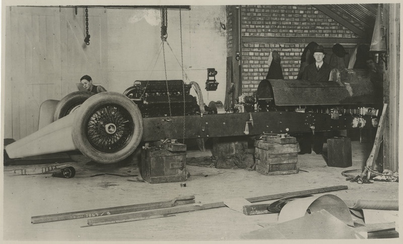 Major Sir Henry O'Neil de Hane Segrave, briti autosportlane ja rekordite omanik, lennuki disainer ning konstruktor oma auto *Golden Arrow* valmimist vaatamas, foto