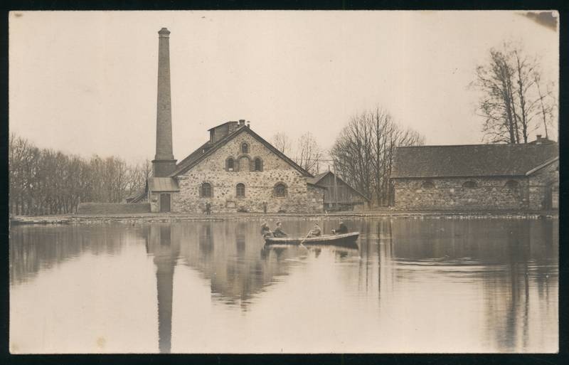 fotopostkaart, Suure-Jaani khk, Olustvere viinavabrik; ees veekogu, 4 meest paadis, u 1925, foto E. Pops